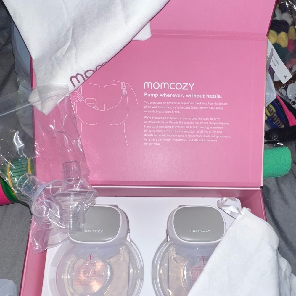 Momcozy Breast Pump Set - White and Gray